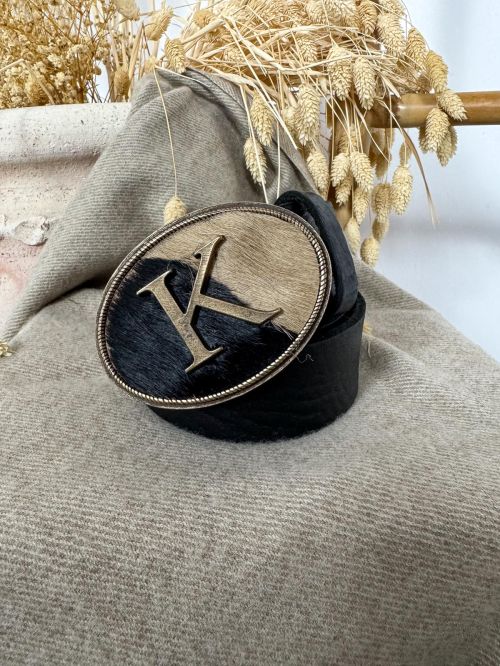 Hebilla ovalada pelo marrón y negro inicial relieve K