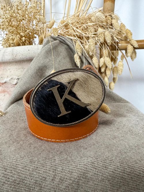 Hebilla ovalada pelo marrón y negro inicial relieve K