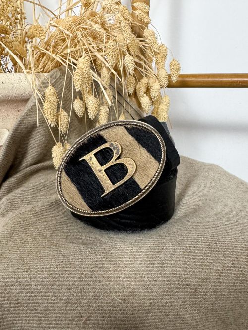 Hebilla ovalada pelo marrón y negro inicial relieve B