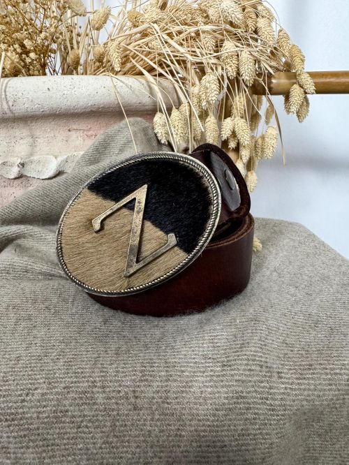 Hebilla ovalada pelo marrón y negro inicial relieve Z