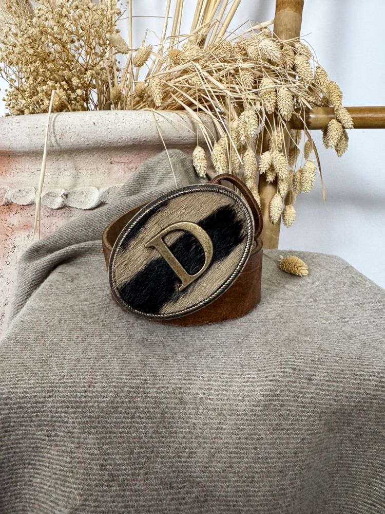 Hebilla ovalada pelo marrón y negro...