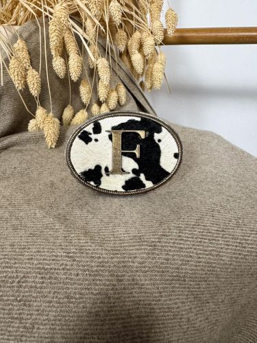 Hebilla ovalada pelo vaca inicial relieve F