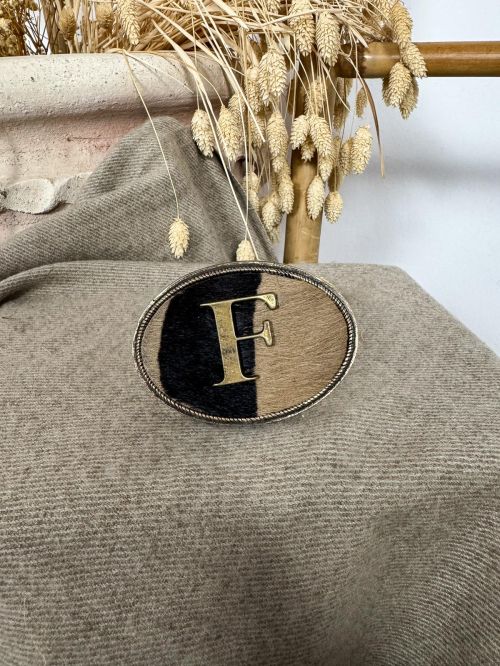 Hebilla ovalada pelo marrón y negro inicial relieve F