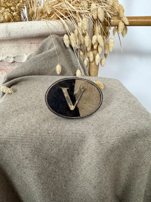 Hebilla ovalada pelo marrón y negro inicial relieve V