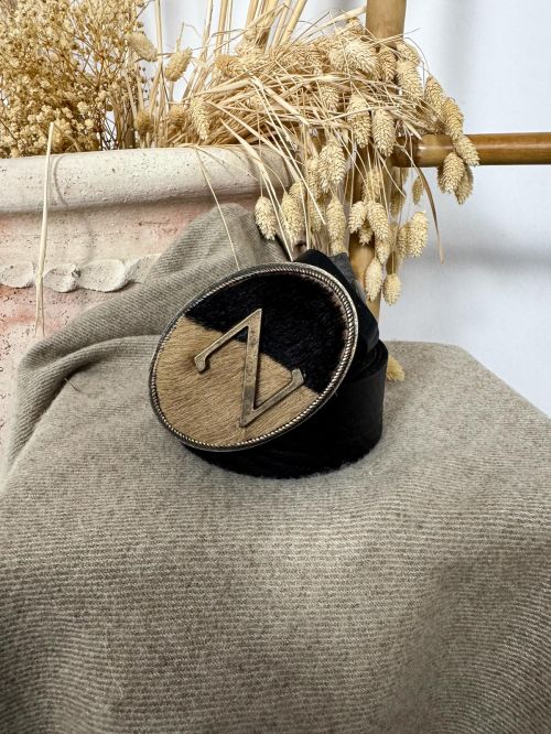 Hebilla ovalada pelo marrón y negro inicial relieve Z