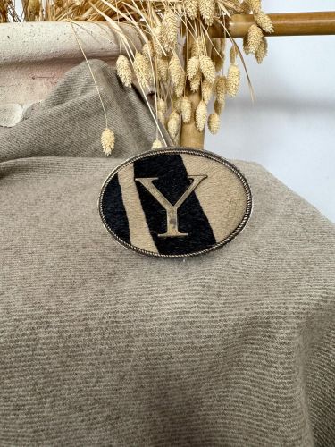 Hebilla ovalada pelo marrón y negro inicial relieve Y