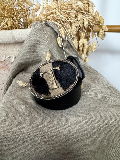 Hebilla ovalada pelo marrón y negro inicial relieve T