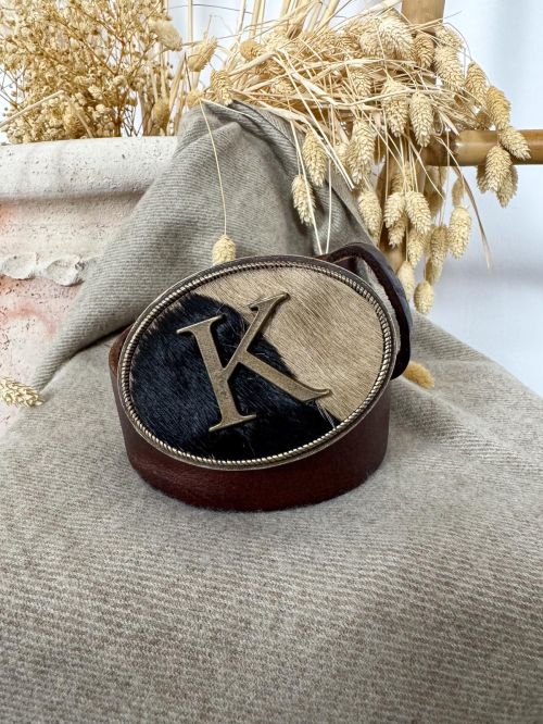 Hebilla ovalada pelo marrón y negro inicial relieve K