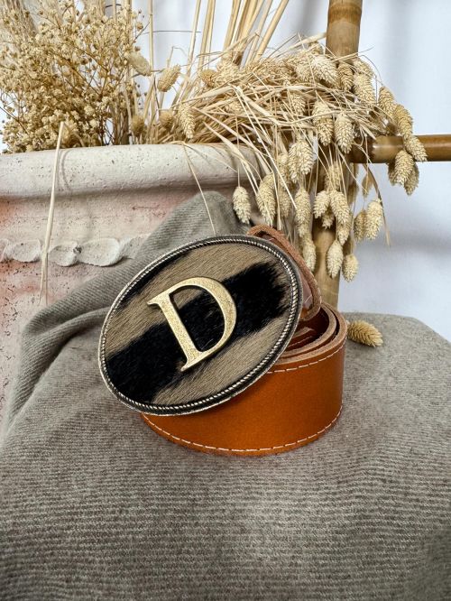 Hebilla ovalada pelo marrón y negro inicial relieve D