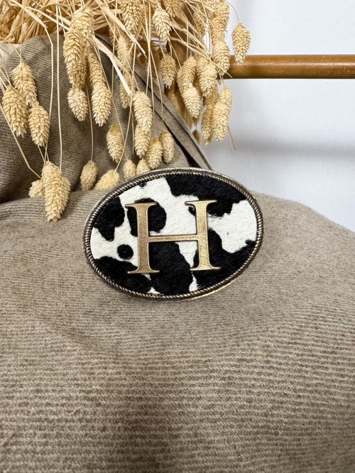 Hebilla ovalada pelo vaca inicial relieve H