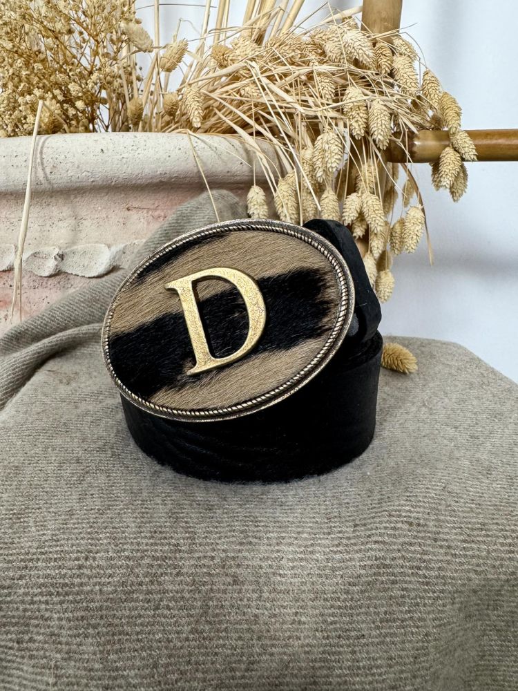 Hebilla ovalada pelo marrón y negro...