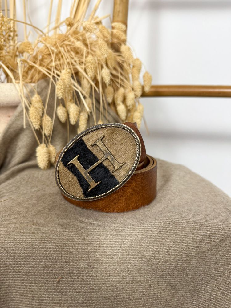 Hebilla ovalada pelo marrón y negro...