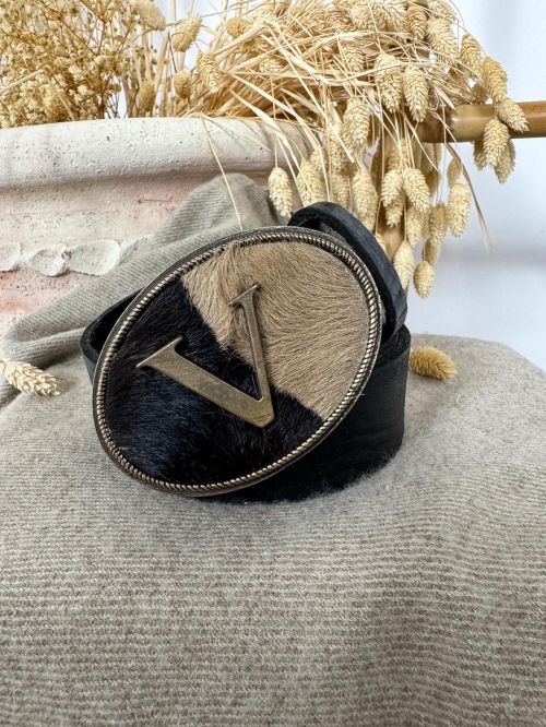 Hebilla ovalada pelo marrón y negro inicial relieve V