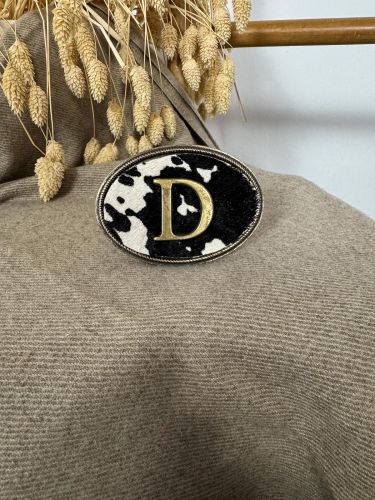 Hebilla ovalada pelo vaca inicial relieve D