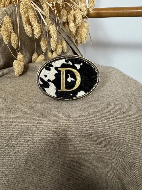 Hebilla ovalada pelo vaca inicial relieve D