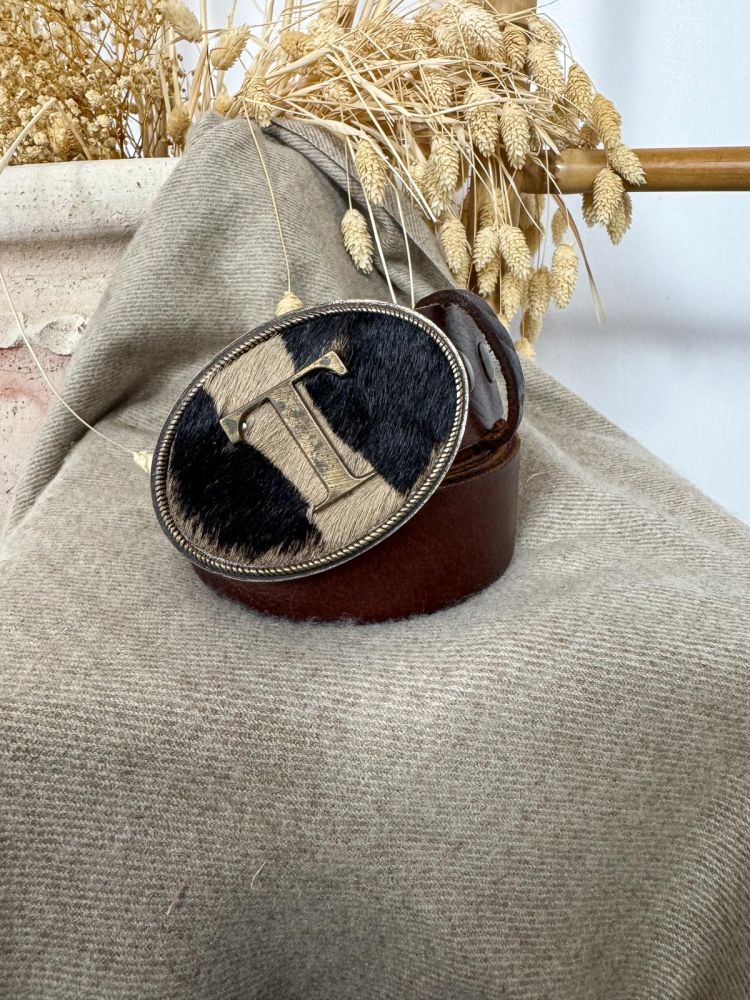 Hebilla ovalada pelo marrón y negro...