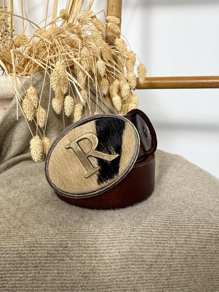 Hebilla ovalada pelo marrón y negro...