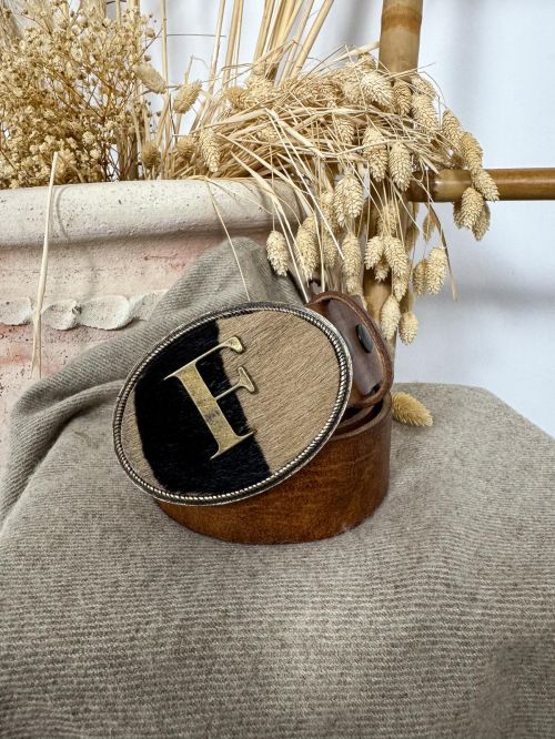 Hebilla ovalada pelo marrón y negro inicial relieve F