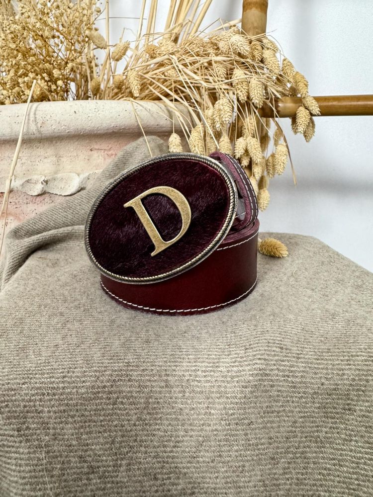 Hebilla ovalada pelo burdeos inicial...