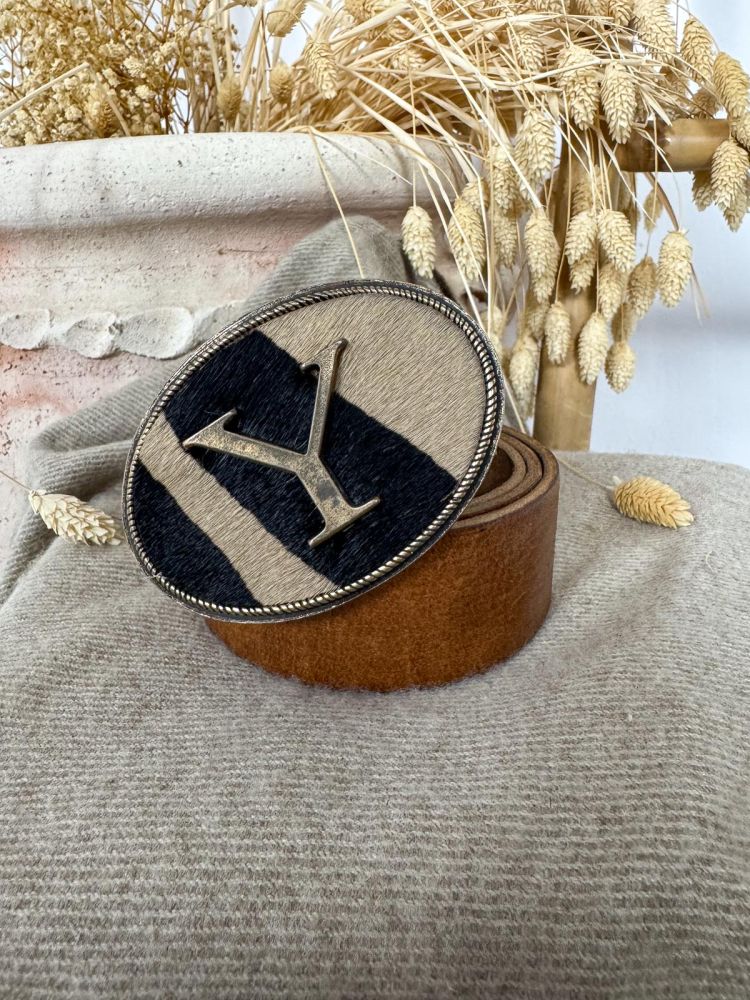 Hebilla ovalada pelo marrón y negro...