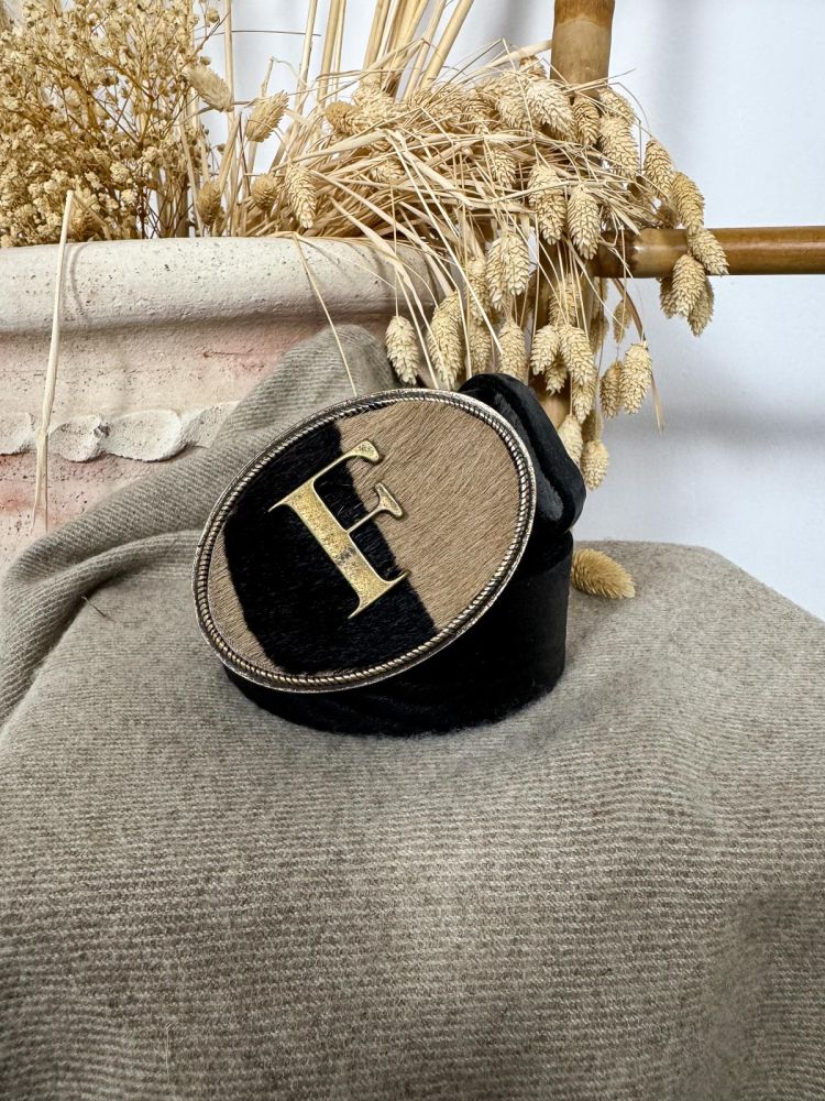 Hebilla ovalada pelo marrón y negro...