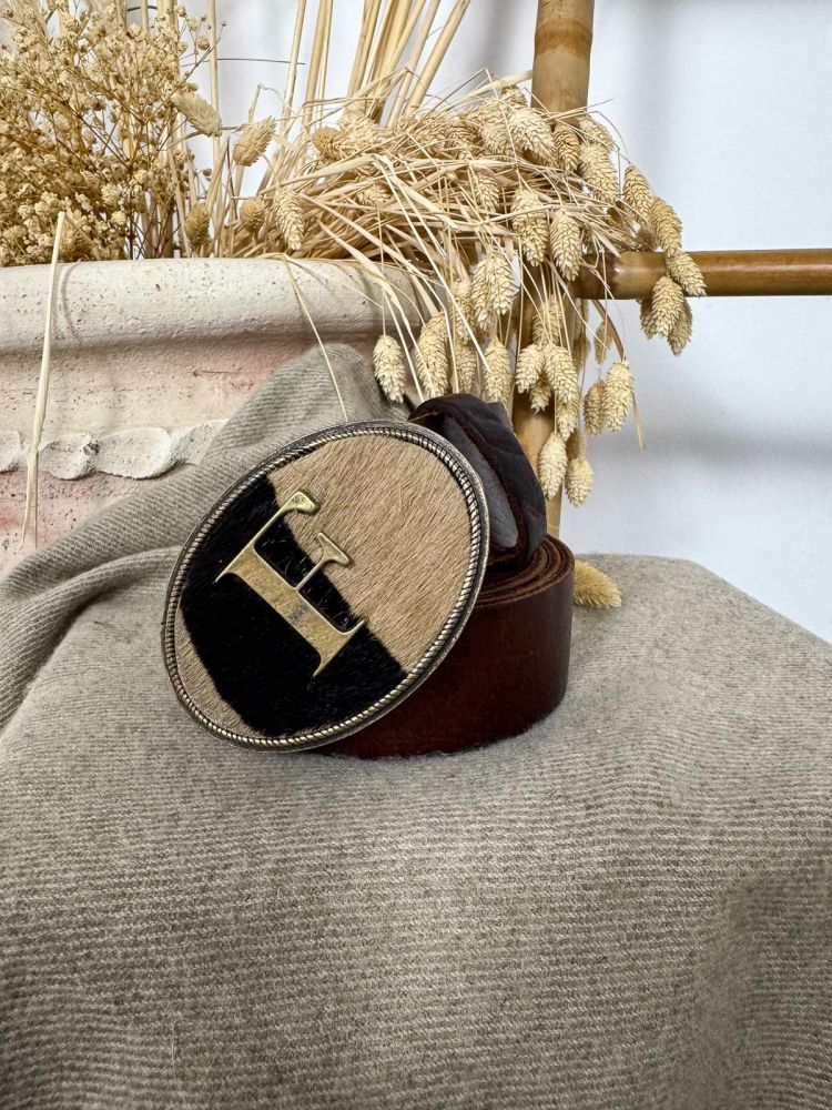 Hebilla ovalada pelo marrón y negro...