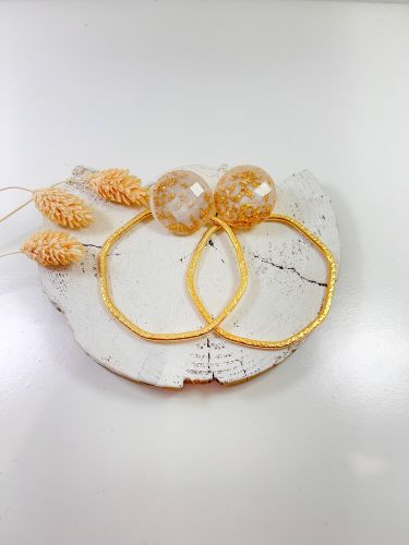 Pendiente aro hexagonal cogida botón blanco y dorado