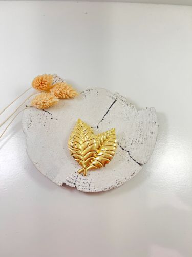 Broche dos hojas doradas grandes