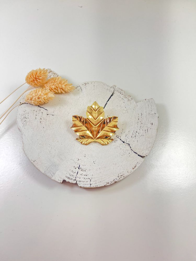 Broche dorado hoja acebo
