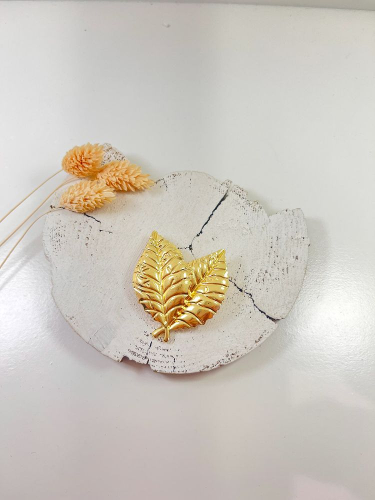 Broche dos hojas doradas grandes