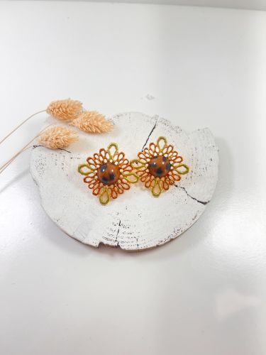 Pendiente cuadrado labrado con perla central marrón y camel