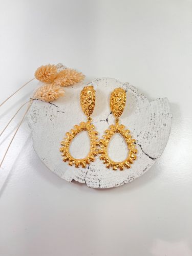 Pendiete gota textura dorado
