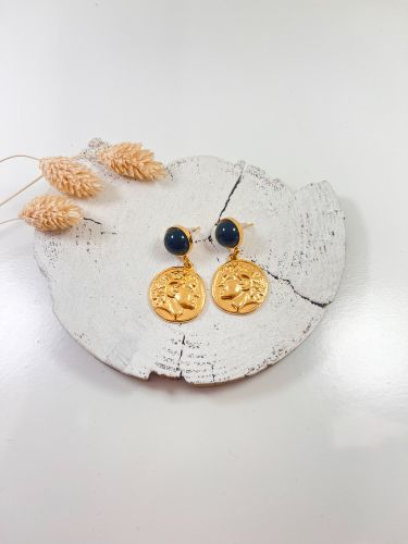 Pendiente mini moneda dorada cogida negra