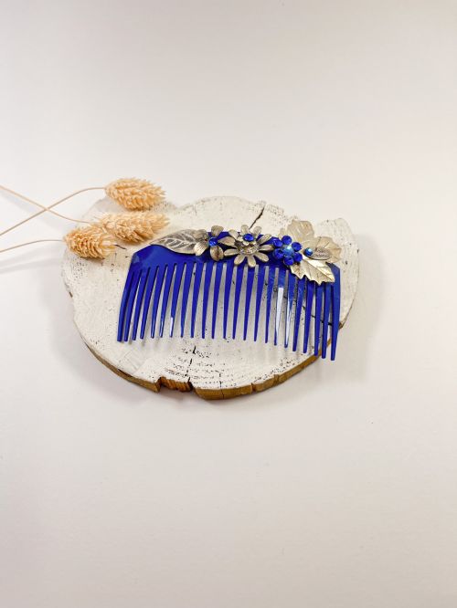 Peinecillo Maite Cárdenas azul añil con apliques latón plateado