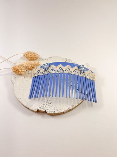 Peinecillo Maite Cárdenas azulón y encaje crudo