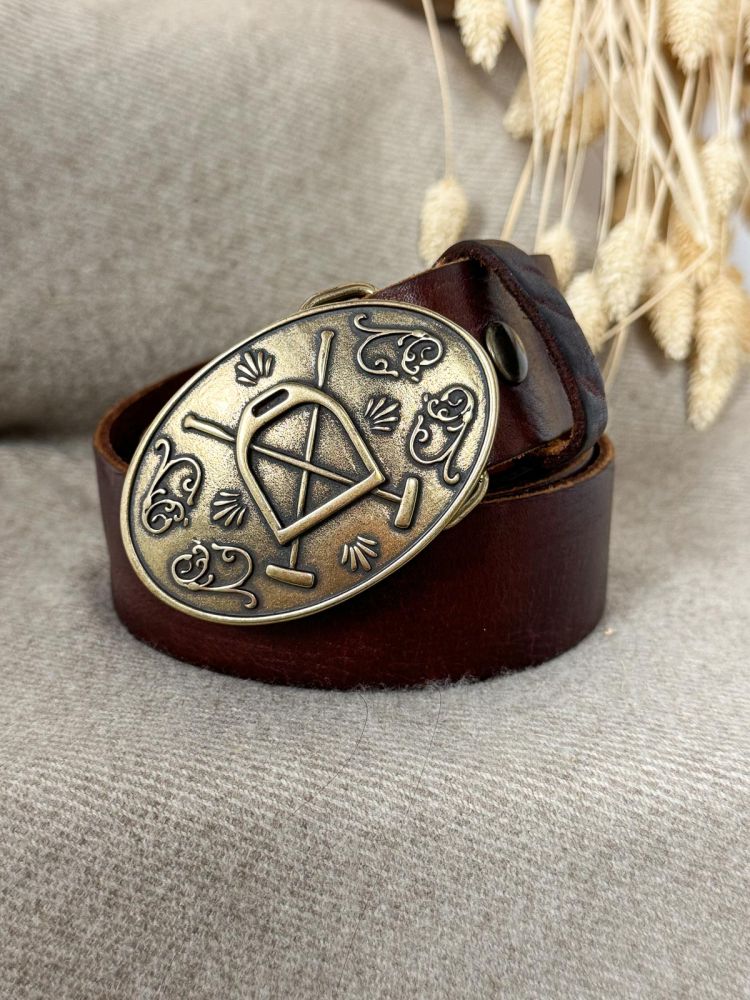 Hebilla ovalada pequeña labrada...