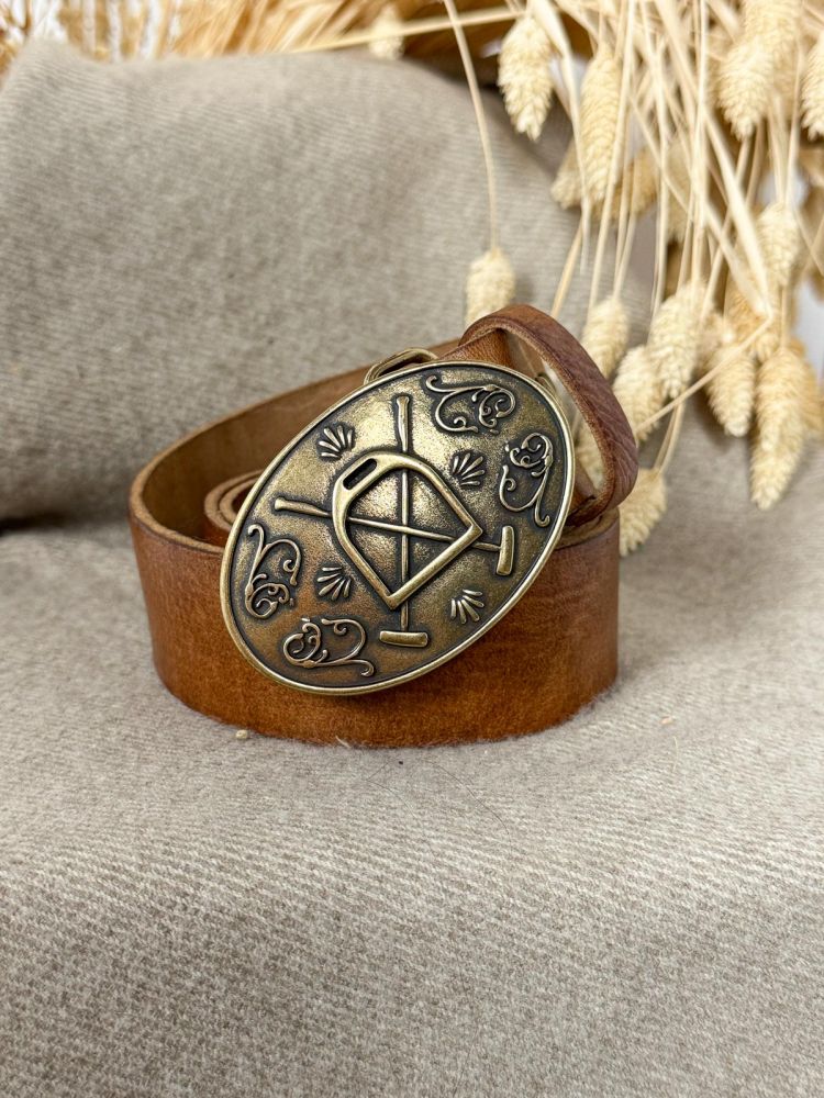 Hebilla ovalada pequeña labrada...