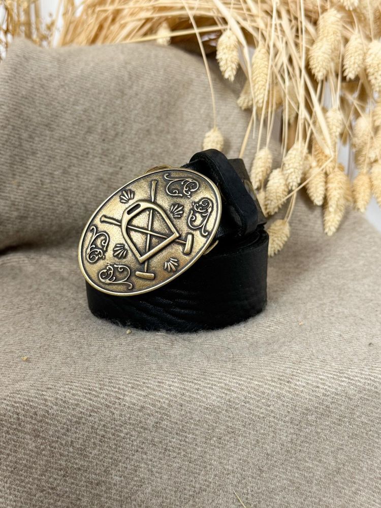 Hebilla ovalada pequeña labrada...