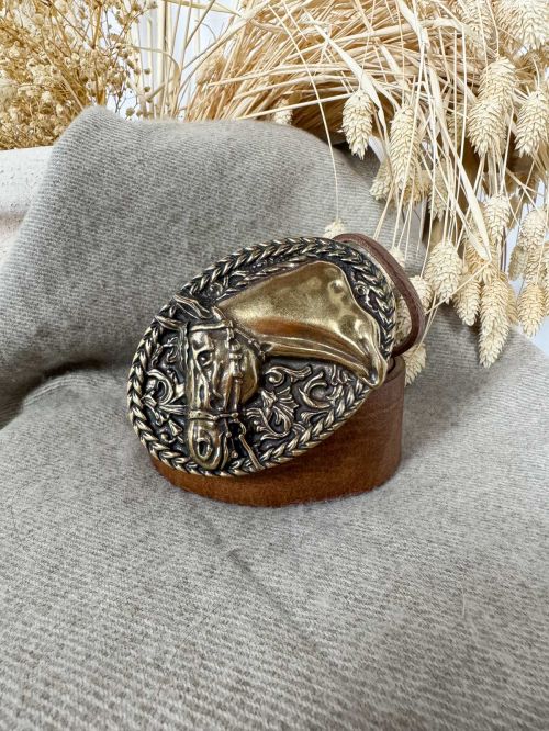 Hebila ovalada oro viejo cabeza caballo relieve con grabados de hojas