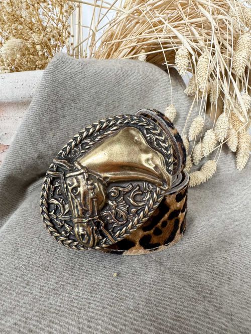 Hebila ovalada oro viejo cabeza caballo relieve con grabados de hojas