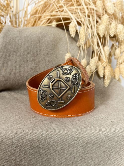 Hebilla ovalada pequeña labrada estribo y palos color oro viejo