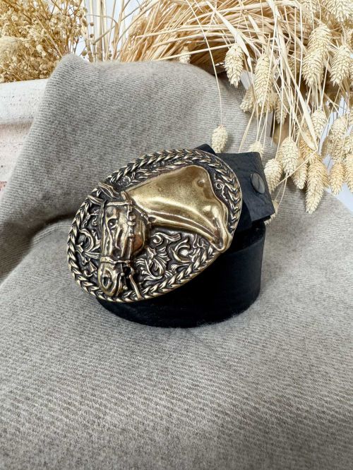 Hebila ovalada oro viejo cabeza caballo relieve con grabados de hojas