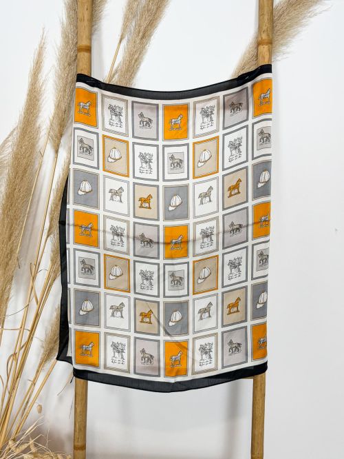 Pañuelo 70x70 blanco cuadros gris, amarillo con dibujos ecuestres, filo negro
