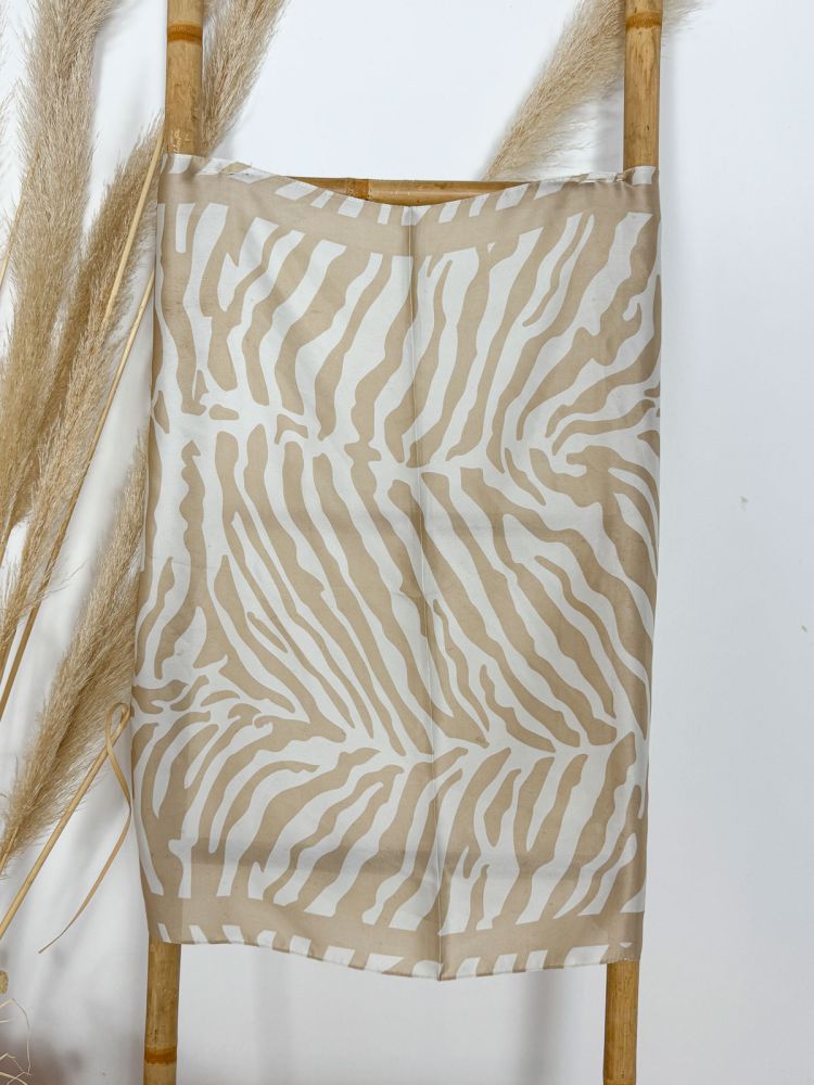 Pañuelo seda 70x70 cebra camel