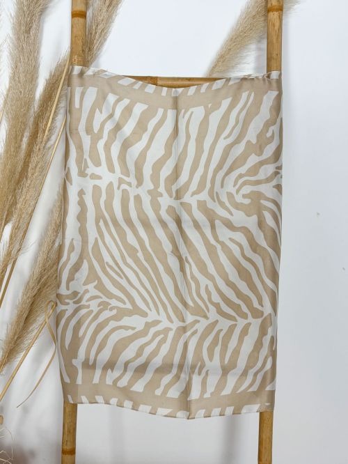 Pañuelo seda 70x70 cebra camel