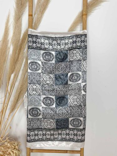 Pañuelo con cuadros y  brocados 2