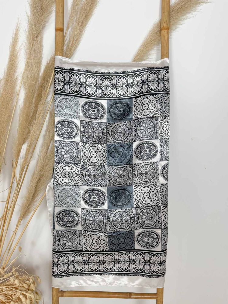 Pañuelo con cuadros y  brocados Pañuelo con cuadros y  brocados