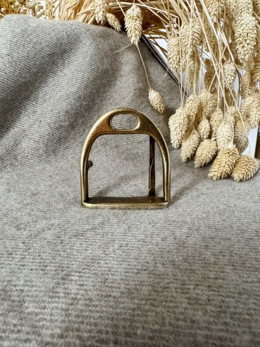 Hebilla estribo simple oro viejo