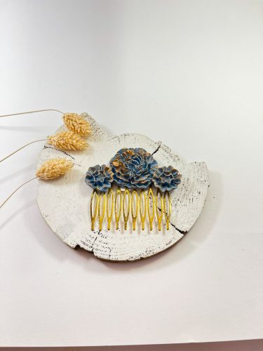 Peinecillo resina rosa y dos flores celeste y dorado