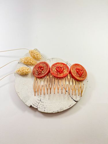 Peinecillo resina triple moneda león rojo y dorado